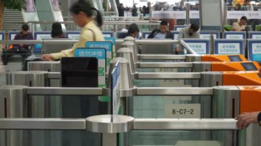 Guangzhou, Çin - 9 Ekim 2017 Guangzhou şehir havaalanında, yavaş çekim yürüyen panorama, 4k. Guangzhou, Çin.