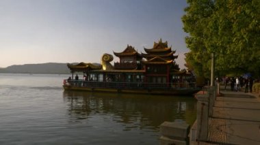 HANGZHOU, ÇİN - CRCA 2019: Güneşli bir gün Hangzhou şehri ünlü göl pagoda rıhtımı