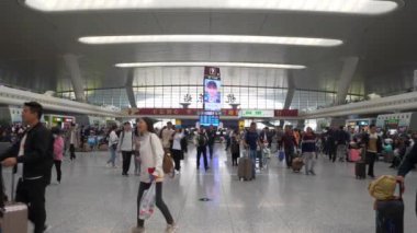 Guangzhou, Çin - 9 Ekim 2017 Guangzhou şehir havaalanında, yavaş çekim yürüyen panorama, 4k. Guangzhou, Çin.