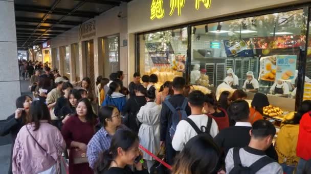 Hangzhou China Circa 2019 Crowd Standing Street Waiting Street Food — 图库视频影像