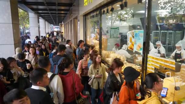 Hangzhou China Circa 2019 Crowd Standing Street Waiting Street Food — Stockvideo