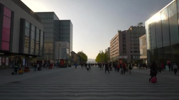 Hangzhou Cina Circa 2019 Persone Strada Vicino Negozio Apple Nel — Video Stock
