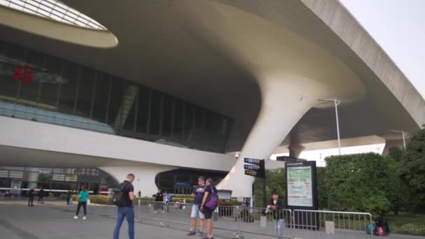 Hangzhou China Circa 2019 Gente Caminando Plaza Cerca Estación Tren — Vídeos de Stock