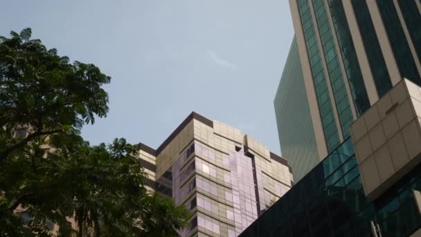 晴れた日シンガポール市庁舎超高層ビューアップスローモーションパノラマ4K — ストック動画