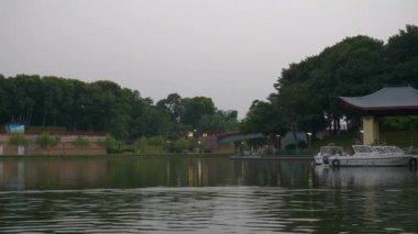 Alacakaranlık Vakti Foshan Şehri nehir kenarındaki ünlü Bay Panorama 4k Çin porseleni