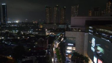 Gece aydınlatma jakarta şehri şehir merkezi trafik sokağı ünlü çatı panorama 4k Endonezya