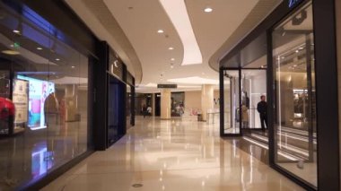 Guangzhou şehri ünlü merkezi modern alışveriş merkezi ağır çekim yürüyen panorama 4k porselen