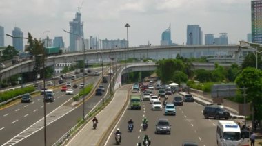 Güneşli bir gün jakarta şehri trafik yolu kavşağı yaya köprüsü panorama 4k Endonezya