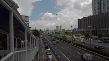 Gündüz vakti jakarta şehri trafik sokağı yaya köprüsü yavaş çekim panorama 4k Endonezya