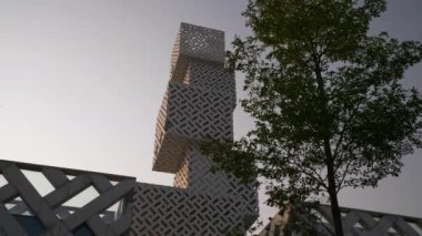foshan modern yeni şehir kültür merkezi günbatımı önü yavaş çekim panorama 4k porselen