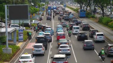 Güneşli bir akşam jakarta şehir merkezindeki trafik sokağı yoğun saat ağır çekim köprüsü panorama 4k Endonezya