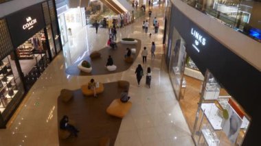 Akşam vakti Guangzhou şehir merkezi modern alışveriş merkezi iç mekanı yavaş çekim en üst kat panoraması 4k porselen