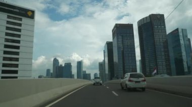 Gündüz vakti jakarta şehri araba yolculuğu öndeki pov panorama 4k Endonezya