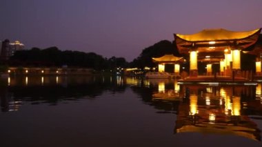 Günbatımı gece aydınlatması foshan şehri ünlü Riverside Park Körfezi dış panorama 4k porseleni