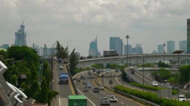 Güneşli bir gün jakarta şehri trafik yolu kavşağı yaya köprüsü panorama 4k Endonezya