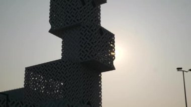 foshan modern yeni şehir kültür merkezi günbatımı güneş ışığı önü yavaş çekim panorama 4k porselen