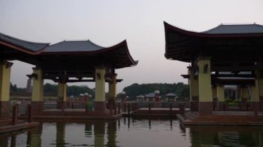 Gün batımı Foshan şehri Riverside Bay Park 'ın ünlü ağır çekim panoraması 4k porselen.
