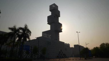 foshan modern yeni şehir kültür merkezi günbatımı güneş ışığı önü yavaş çekim panorama 4k porselen