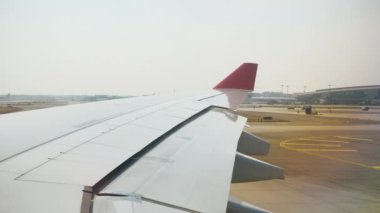 Güneşli bir gün Guangzhou şehri havaalanı trafik uçağı penceresi pov panorama 4k porselen