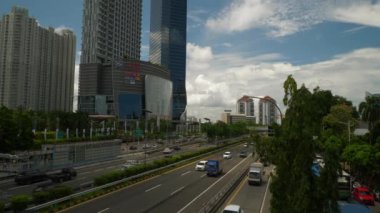 Güneşli bir gün jakarta şehri trafik yolu kavşağı yaya köprüsü panorama 4k Endonezya