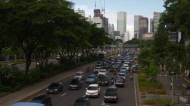 Güneşli bir akşam jakarta şehir trafik sokağı şehir merkezi panorama 4k Endonezya