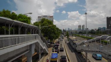 Gündüz vakti jakarta şehri trafik sokağı yaya köprüsü yavaş çekim panorama 4k Endonezya
