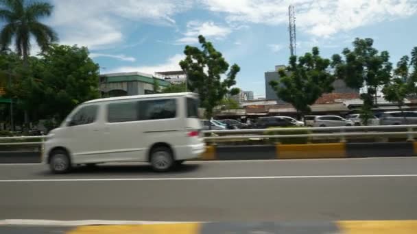 Сонячний День Джакарта Міське Таксі Їздить Пасажирообігу Панорама 4Ki Indonesia — стокове відео