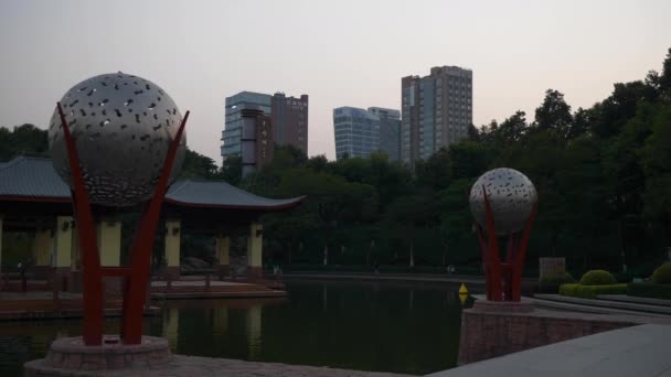 日落时分佛山市著名的滨江湾公园慢动作全景4K中国 — 图库视频影像