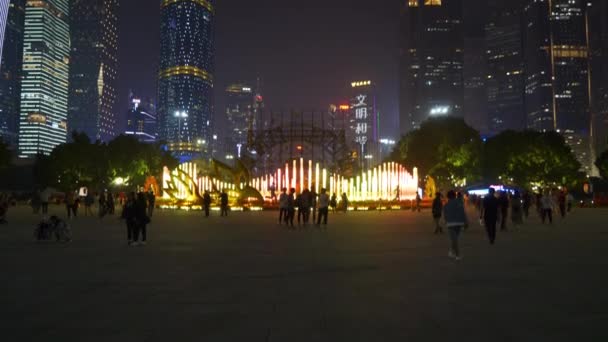 夜间照明广州市著名的市中心拥挤的广场全景4K中国 — 图库视频影像