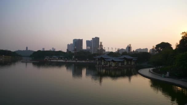 日落时分佛山市著名的滨江湾公园慢动作桥全景4K中国 — 图库视频影像