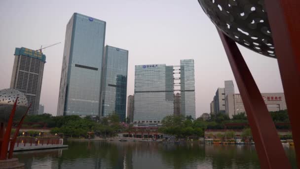 黄昏时分佛山市著名的滨江湾公园慢行市中心全景4K中国 — 图库视频影像