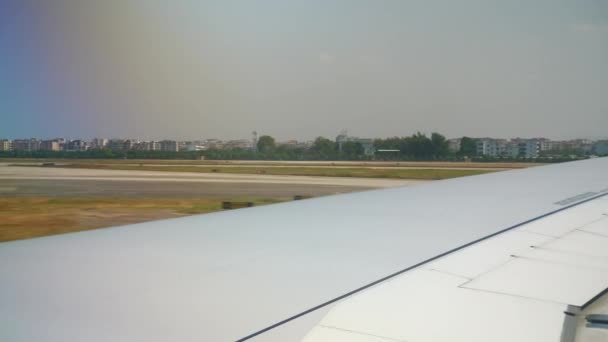 Napsütéses Nap Guangzhou Város Repülőtér Közlekedési Repülőgép Felszállni Ablak Pov — Stock videók