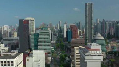 Singapur şehir merkezinden gündüz uçuşu, hava manzarası 