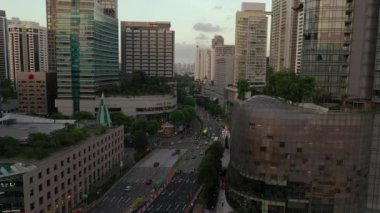 Singapur şehir merkezinden gündüz uçuşu, hava manzarası 