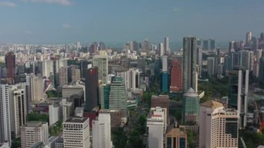 Singapur şehir merkezinden gündüz uçuşu, hava manzarası 