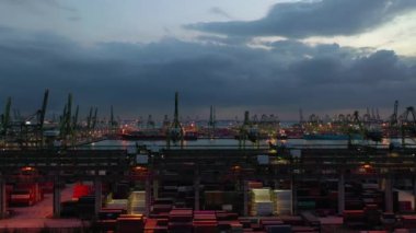 Günbatımı zamanı Singapur şehri dünyaca ünlü konteynır limanı, hava manzarası 4k