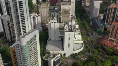 Singapur şehir merkezinden gündüz uçuşu, hava manzarası 