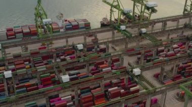 Günbatımı zamanı Singapur şehri dünyaca ünlü konteynır limanı, hava manzarası 4k