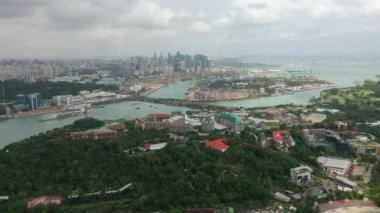 Singapur şehir merkezinden gündüz uçuşu, hava manzarası 