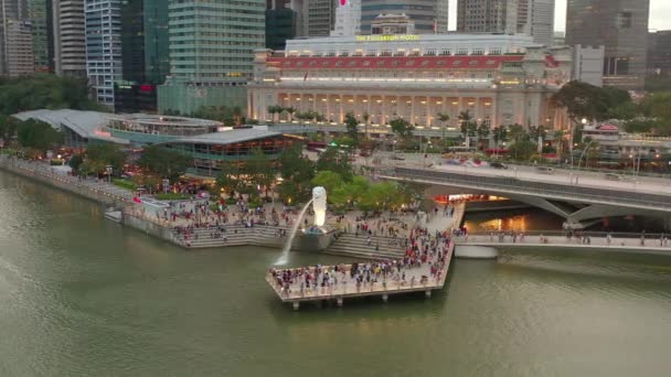 Сингапур Января 2016 Памятник Фонтану Мерлион Вечером Центре Города Переполненная — стоковое видео