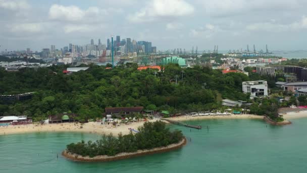 シンガポールの有名なエンターテイメントとリラックスした島のビーチエリア 空中パノラマ — ストック動画