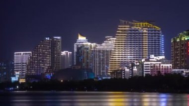 SANA, ÇİN - 12018: gece aydınlatması Sanya Körfezi Oteli ön panorama 4k zamanapse dolayısı ile yaklaşık 1 Ekim 2018 hainan Adası Çin.
