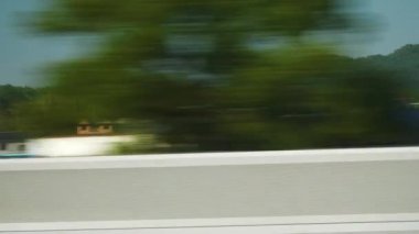 Güneşli bir akşam Hangzhou şehri. Tren yolculuğu, yolcu tarafı pov panorama, 4K. Çin