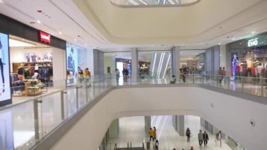 QINGDAO, Çin - 16 Eylül 2019: Ünlü Qingdao şehir körfezi kalabalık alışveriş merkezi, 4k