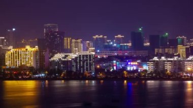 SANA, ÇİN - 7 Ekim 2018: Gece Sanya şehir körfezi, tekne trafiği panoraması, Sanya, Hainan, Çin.