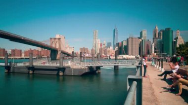 Brooklyn Köprüsü 'nde güneşli bir gün, 4K zaman aşımı, New York, ABD