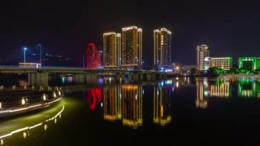 SANA, ÇİN - 7 Ekim 2018: Gece vakti Sanya şehir körfezi apartman kompleksi Sanya, Hainan, Çin.