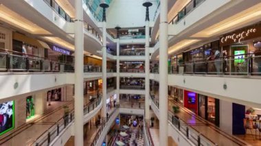 KUALA LUMPUR, MALAYSIA - 25 EPTEMBER 2018: güneşli bir gün Kuala Lumpur şehri ünlü pavyon merkezi kalabalık ana salon panoraması 4k gecikmeli