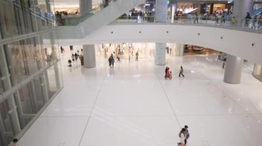 QINGDAO, Çin - 16 Eylül 2019: Ünlü Qingdao şehir körfezi kalabalık alışveriş merkezi, 4k