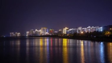 SANA, ÇİN - 7 Ekim 2018: Gece Sanya şehir körfezi, tekne trafiği panoraması, Sanya, Hainan, Çin.